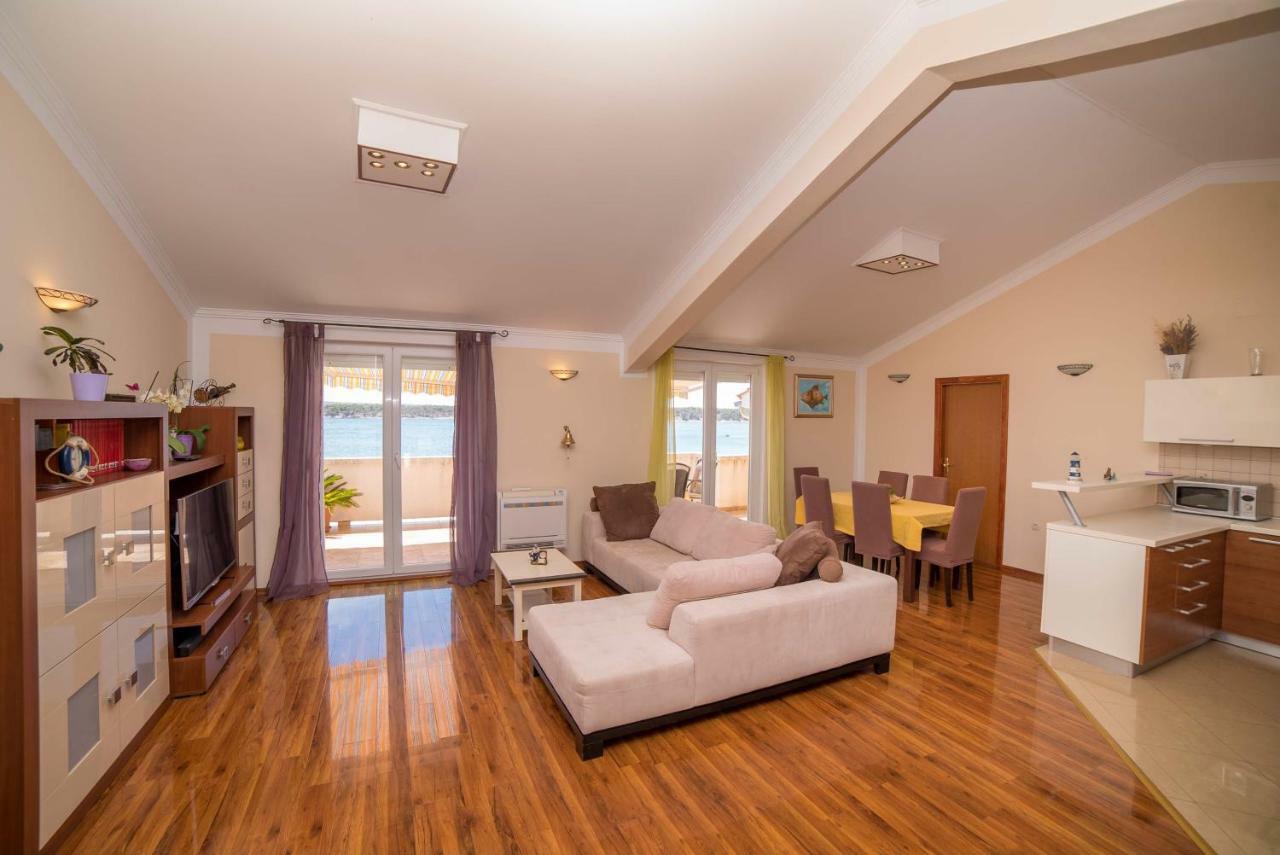 Captain'S Apartment Barbat na Rabu ภายนอก รูปภาพ